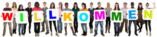 Lachende Gruppe junge Leute People multikulturell halten Wort willkommen Freisteller